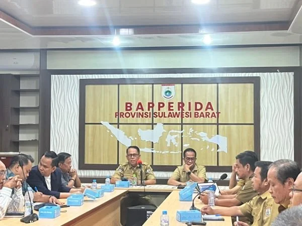 Kepala Bapperida Sulbar Junda Maulana saat memimpin rapat koordinasi dengan pimpinan OPD dan Tim Ahli Gubernur dan Wakil Gubernur Sulbar (Dok : Ist).