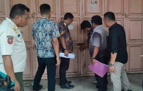 Disperindag Takalar menyegel ruko di Pasar Sentral (Dok : Ist).