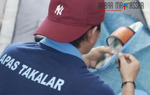 Warga Binaan Lapas Takalar saat membuat sandal anyaman (Dok : Ist).
