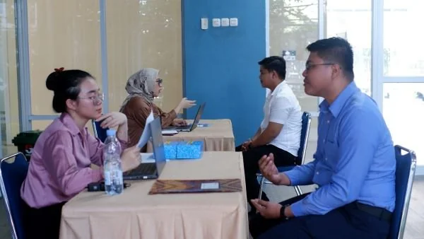Vice Manager Recruitment Julong Group Indonesia saat  Interview secara offline bagi alumni Bosowa (Dok : ist).