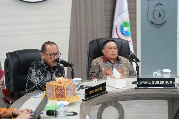 Gubernur Sulbar dan Wagub Sulbar saat memimpin rapat (Dok : Ist).