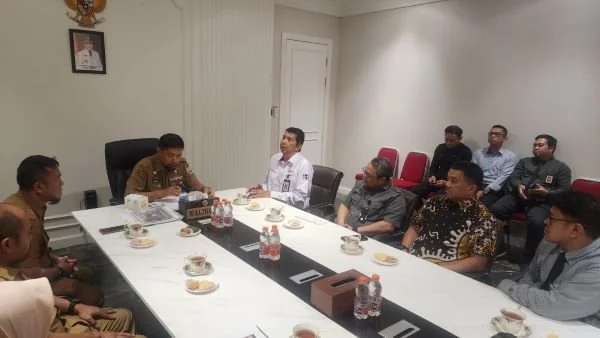 epala OJK Sulselbar, Darwisman saat bertemu Pjs Wali Kota Makassar, Andi Arwin Azis (Dok : Hanifah KabarMakassar).