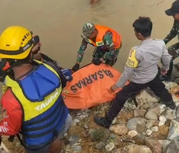 Evakuasi korban yang dilakukan Tim SAR Gabungan di Mamasa. Dok. Ist