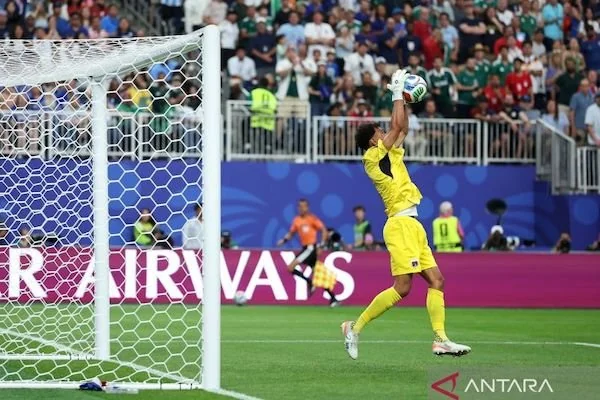 Penjaga gawang Tanjung Verde Vozinha menghalau bola untuk menyelamatkan gawangnya saat melawan Arab Saudi dalam pertandingan babak penyisihan Grup H Piala Dunia FIFA 2026 di Stadion Houston, Houston, Amerika Serikat, Jumat (26/6/2026) waktu setempat. Timn