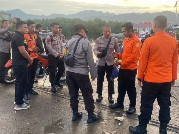 Aparat keamanan mengawal pendistribusian logistik Pilkada ke Pulau Terluar (Dok : ist).