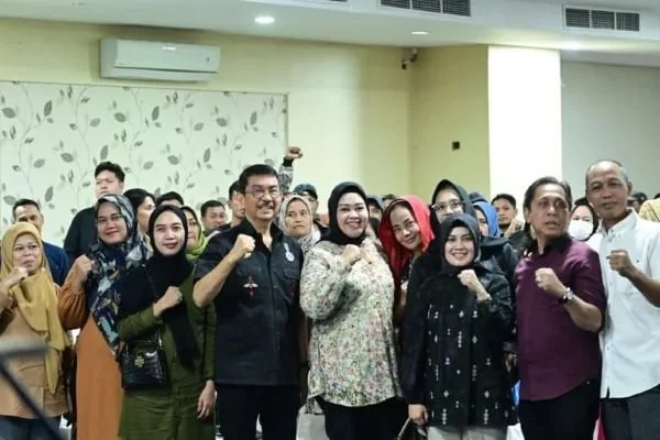 Foto bersama ratusan kader PDIP se Kota Makassar di Hotel Asira, Makassar, Senin (15/4).