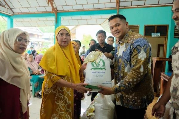 Bupati Bantaeng, M. Fathul Fauzy Nurdin, saat menyalurkan bantuan pangan untuk warga Desa Pattaneteang dan Lobbo, Kecamatan Tompobolu. Kamis (27/11).