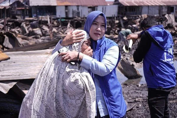 Anggota DPRD Provinsi Sulsel sekaligus Ketua Fraksi Partai Demokrat DPRD Provinsi Sulsel, Fatma Wahyuddin, saat Turun Kelokasi Kebakaran Tallo (Dok: Ist).