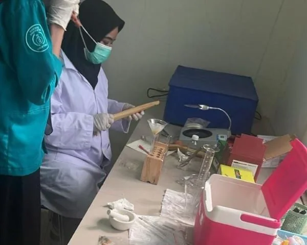 Sampel makanan di periksa di laboratorium (Dok : Ist).