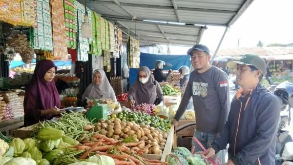 Pemantauan harga bahan pokok di pasar baru Mamuju (Dok: Ist)