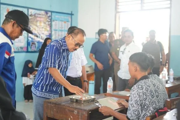 Gubernur Sulbar saat melihat secara langsung penyaluran MBG di SMA 1 Kalukku Mamuju (Dok : ist).