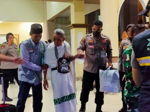 Petugas haji saat membantu jemaah haji di Makassar (Dok : Andini KabarMakassar).