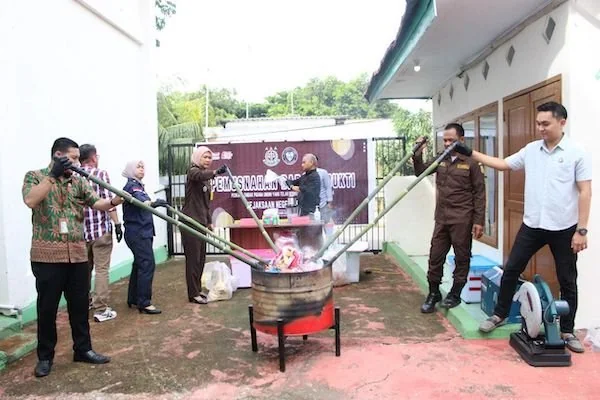 Pemusnahan yang dilaksanakan di Halaman Kantor Kejaksaan Negeri Jeneponto ini dilakukan langsung oleh Kepala Seksi Pemulihan Aset dan Pengelolaan Barang Bukti, Tri Utami Putri, Kepala Seksi Tindak Pidana Umum, Kasmawati Saleh. (Ist).