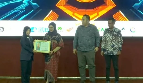 Kepala Kantor Cabang Bulog Makassar, Karmila Hasmin saat menerima penghargaan (Dok : KabarMakassar)