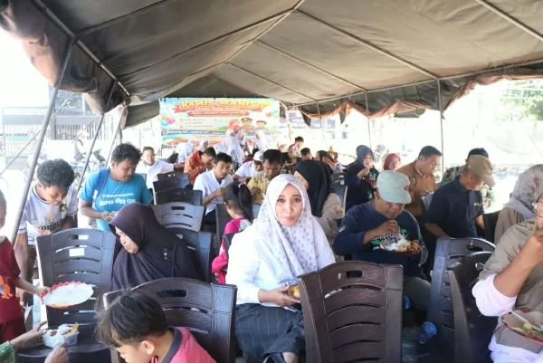Makan gratis yang dilaksanakan oleh Polres Jeneponto ramai dihadiri warga (Dok: Ist)