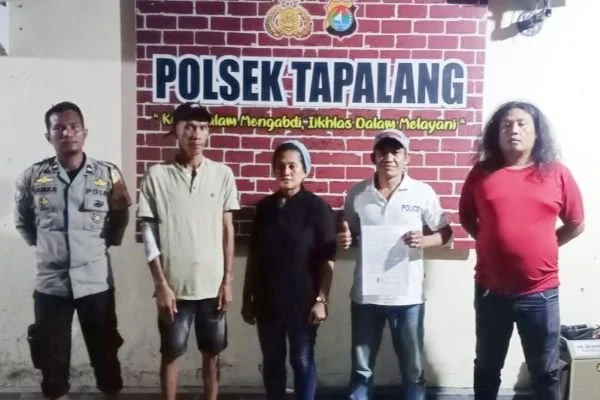 Pertemuan antara kedua belah pihak di Polsek Tapalang (Dok : Ist).