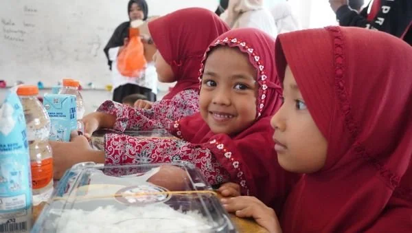 Pemprov Sulbar menggelar program makan ikan gratis untuk anak SD (Dok : Ist).