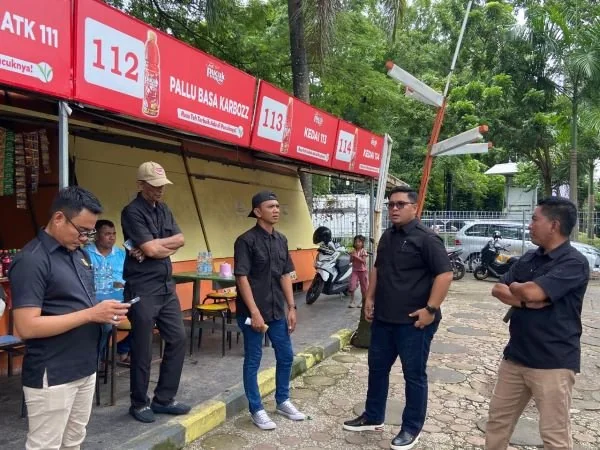 Direktur Umum Perumda Parkir Makassar Raya, H. Saharuddin Said, bersama Direktur Operasional, A. Ryan Adryanto, melakukan inspeksi mendadak (sidak) di sejumlah titik strategis pelayanan parkir. Dok. Ist