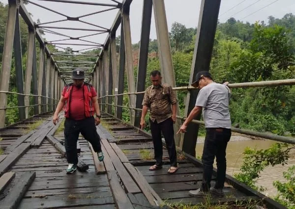 Kadis PUPR Sulbar saat meninjau langsung jembatan penghubung di Kecamatan Bonehau, Mamuju (dok:ist)