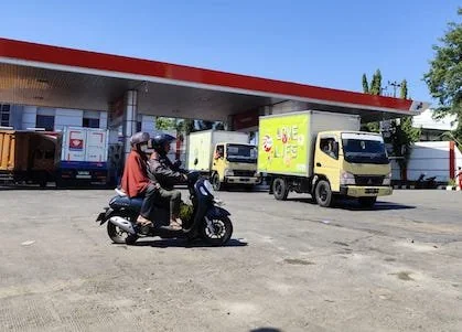 Antrian Truk dan Bis di Beberapa SPBU (doc Hanifah KabarMakassar)