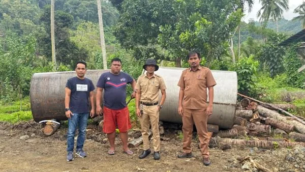 Penyerahan bantuan penyulingan nilam kepada para penerima  (Dok : Ist)).
