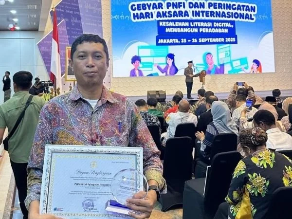 Plt. Kepala Dinas Pendidikan dan Kebudayaan Alamsyah, menerima Piagam Penghargaan dari pemerintah pusat (Dok : Ist).