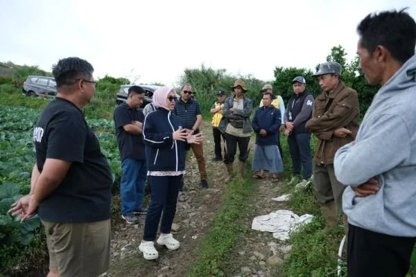 Bupati Gowa, Sitti Husniah Talenrang saat Meninjau Langsung Rencana Pengaspalan, (Dok: Ist).