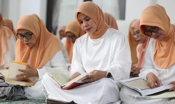 Acara tahsin Al-Quran di rumah jabatan Sekretaris Daerah Kota Makassar dan dihadiri oleh Ketua Dharma Wanita Persatuan (DWP) Kota Makassar, Fadliah Firman dan ketua unit kerja berserta anggota DWP Kota Makassar