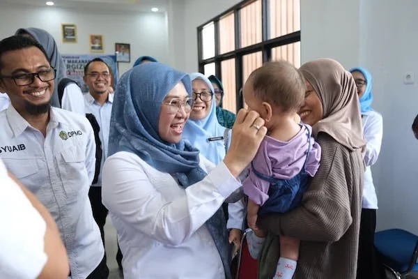 Bupati Gowa, Sitti Husniah Talenrang, menghadiri kegiatan pemberian paket sembako, pelayanan KB serentak, pemeriksaan kesehatan gratis dan sunatan massal (Dok: Ist).