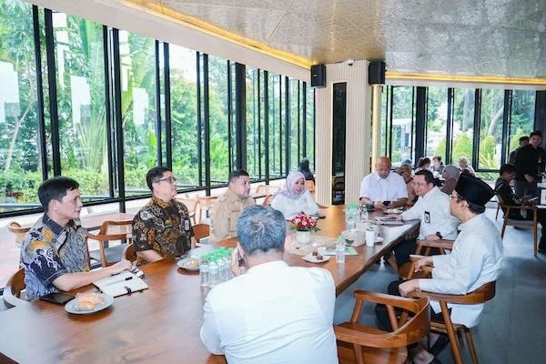 Wali Kota Makassar Munafri Arifuddin saat Bertemu dengan Menteri Sosial RI, Saifullah Yusuf (Dok: Ist).