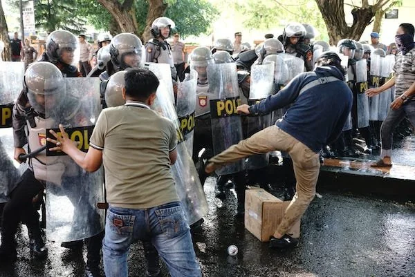 Personil Polres Bantaeng saat menggelar Simulasi Anti Huru Hara (ist).