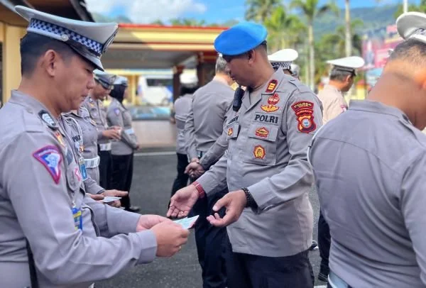 Propam Polres Tana Toraja saat melakukan pemeriksaan kelengkapan surat berkendara kepada aparat kepolisian (Dok : ist).