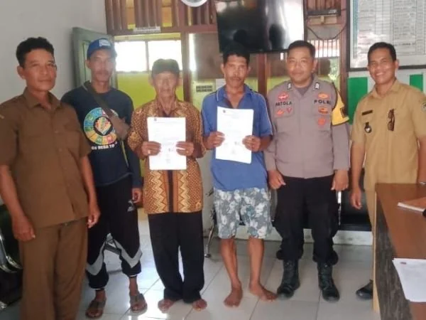Bhabinkamtibmas Polsek Tommo bersama Pemdes saat gelar Problem Solving (Dok : Ist).
