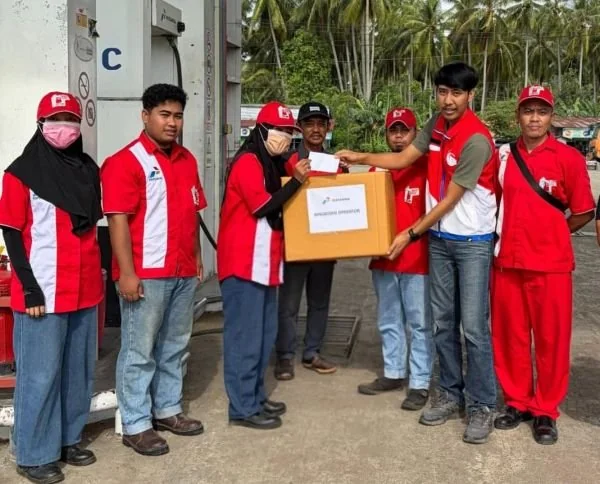 Pertamina Patra Niaga Regional Sulawesi memberikan apresiasi terhadap profesionalisme operator SPBU Belang-Belang, Kecamatan Kalukku, Kabupaten Mamuju. (Dok: Ist)