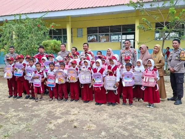 Kapolres Jeneponto AKBP Widi Setiawan saat berswafoto bersama siswa SD 26 Bangkala Barat, setelah bagikan tas (Dok : Ist).