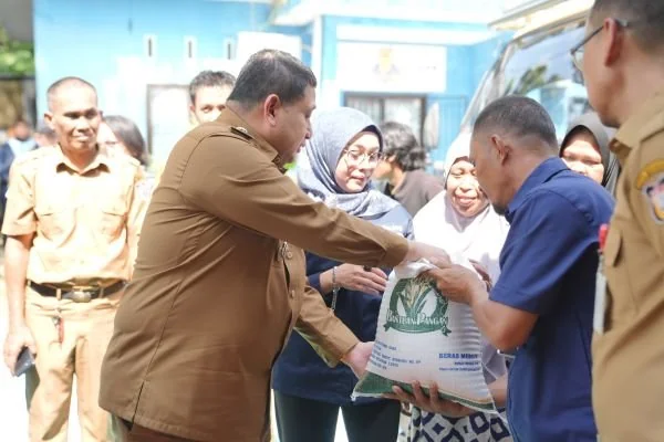 Wali Kota Makassar Munafri Arifuddin Bersama Bulog Saluran Bantuan Pangan, (Dok: Ist).