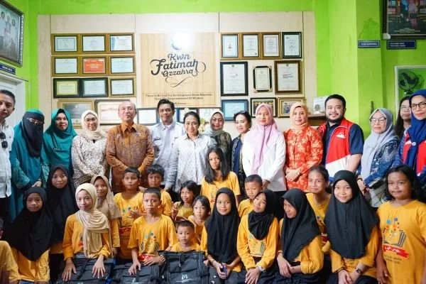 Menteri PPPA RI mengunjungi tempat aktivitas Sekolah Anak Percaya Diri (SAPD) yang merupakan kelanjutan dari pembinaan Pertamina Integrated Terminal Makassar di Kelurahan Pattingalloang.
