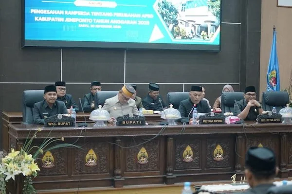 Rapat Paripurna yang berlangsung di ruang sidang DPRD pada Sabtu (20/9) ini dipimpin oleh Ketua DPRD Jeneponto, Didis Suryadi, dan dihadiri langsung oleh Bupati H. Paris Yasir dan Wakil Bupati Islam Iskandar. (Ist).