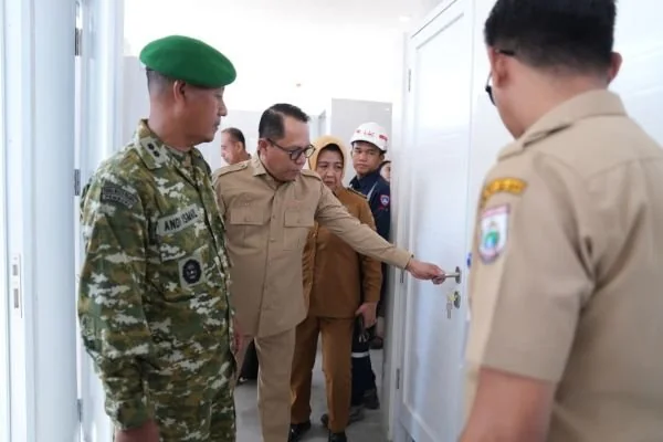 Sekretaris Daerah Provinsi Sulawesi Barat Junda Maulana saat meninjau sekolah Rakyat di Mamuju (Dok: Ist)