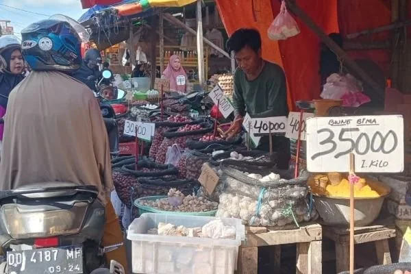 Aktivitas jual beli jelang Ramadhan di Pasar Terong (Dok : Yasin KabarMakassar).