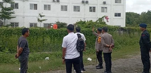 Petugas Tim Identifikasi saat melakukan proses olah TKP (Ist).