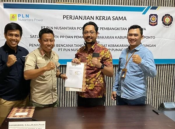 Kepala Satpol PP - Damkar  Jeneponto, Saharuddin bersama Perwakilan PT. PLN (Persero) UPK Punagaya usai melakukan penandatanganan MoU. (Ist).