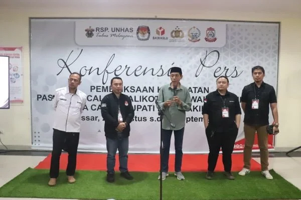 Koordinator Divisi Penanganan Pelanggaran dan Penyelesaian Sengketa Bawaslu Kabupaten Pangkep melakukan pengawasan langsung pemeriksaan Kesehatan Bakal Pasangan Calon di Rumah Sakit Universitas Hasanuddin (Dok : Ist).