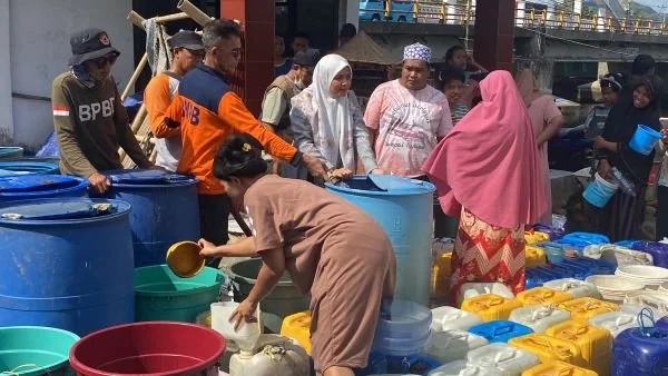 Plt Bupati Maros, Suhartina saat menyalirkan air bersih (Dok: Atri KabarMakassar).