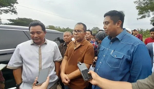 Pj Gubernur Sulsel, Bahtiar Baharuddin (baju putih), Wali Kota Makassar, Moh Ramdhan Pomanto (baju coklat), dan Bupati Maros, Chaidir Syam (baju denim) usai mengecek lahan stadion di Gor Sudiang, Senin, (11/3).