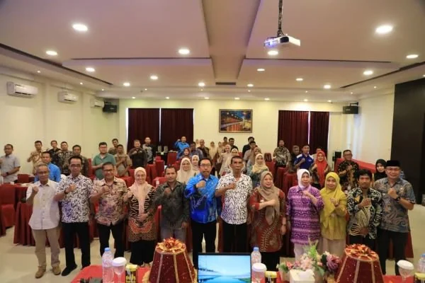 Dinas Lingkungan Hidup (DLH) saat menggelar kegiatan penting berupa Sosialisasi Perizinan/Persetujuan Lingkungan sebagai Syarat Perizinan Berusaha, serta memperkenalkan Peraturan Daerah (Perda) Pengelolaan Sampah Nomor 3 Tahun 2025. Dok. Ist