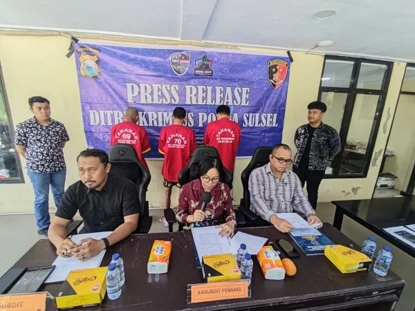 Konfersi Pers tiga pemuda yang ditangkap usai promosi judol, di Kantor Kepolisian Daerah (Polda) Sulsel (Dok : ist).