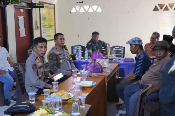 Mediasi Warga Kuridi dan Kasambang yang dipimpin Kapolresta Mamuju di Polsek Tapalang (Dok : Ist).