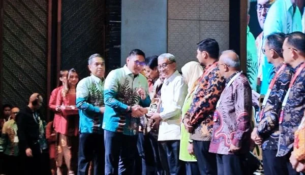 Kepala Dinas TPHBun Sulsel, Imran Jausi saat menerima penghargaan mewakili Pj Gubernur Sulsel, Prof Zudan Arif Fakrulloh (Dok: Ist)