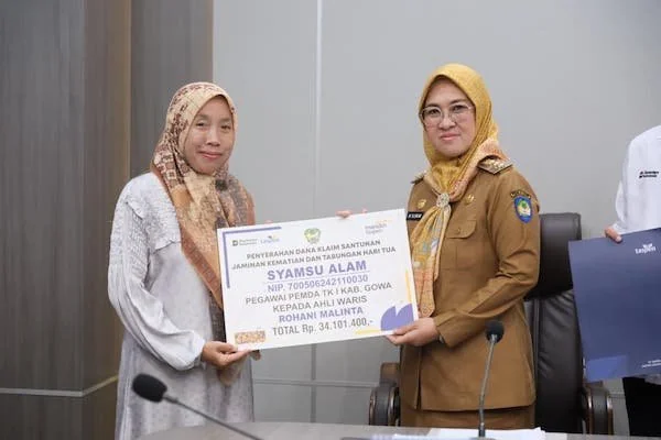 Bupati Gowa, Sitti Husniah Talenrang saat Menyerahkan Santunan (Dok: Ist).